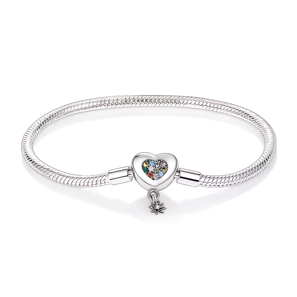 Ce bracelet en argent 925 présente un fermoir cœur lisse dont le centre est pavé de cristaux multicolores, pour un effet arc‑en‑ciel lumineux et joyeux.
Une petite étoile pendante sous le fermoir ajoute un mouvement délicat et symbolise les vœux exaucés, ce qui en fait un cadeau idéal pour marquer un moment spécial.