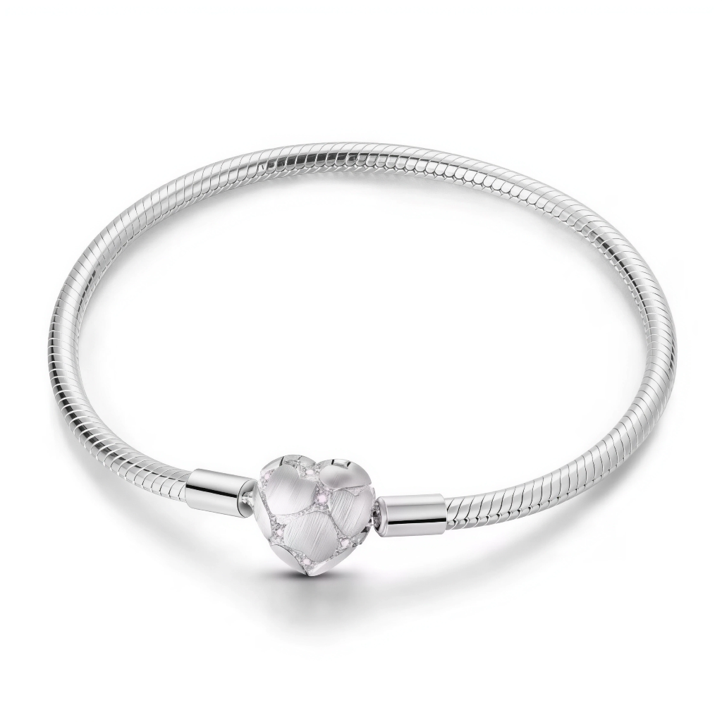 Ce bracelet en argent 925 présente un fermoir cœur structuré comme une corolle de pétales brossés, rehaussés de fines rangées de zircones pour un éclat subtil et sophistiqué.
À la fois romantique et moderne, il se porte seul pour un rendu épuré ou agrémenté de charms pour créer un bijou personnalisé.