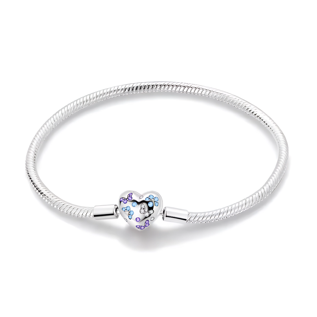 Ce bracelet en argent 925 présente un fermoir en forme de cœur blanc nacré, orné de minuscules papillons bleus et violets, pour un rendu poétique et délicat au poignet.
Il se porte seul pour mettre en valeur son fermoir décoratif ou avec des charms de type européen pour composer un bijou léger et printanier.