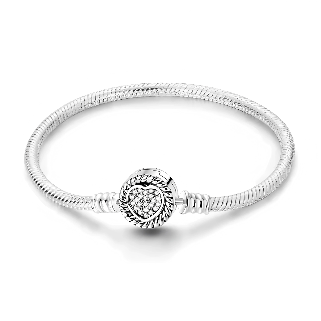 Ce bracelet en argent 925 présente un fermoir circulaire orné d’un cœur scintillant entouré d’un motif torsadé, pour un rendu chic et romantique au poignet.
Il se porte seul pour un look épuré ou comme base à charms de type européen, afin de composer un bijou personnalisé chargé de symboles.