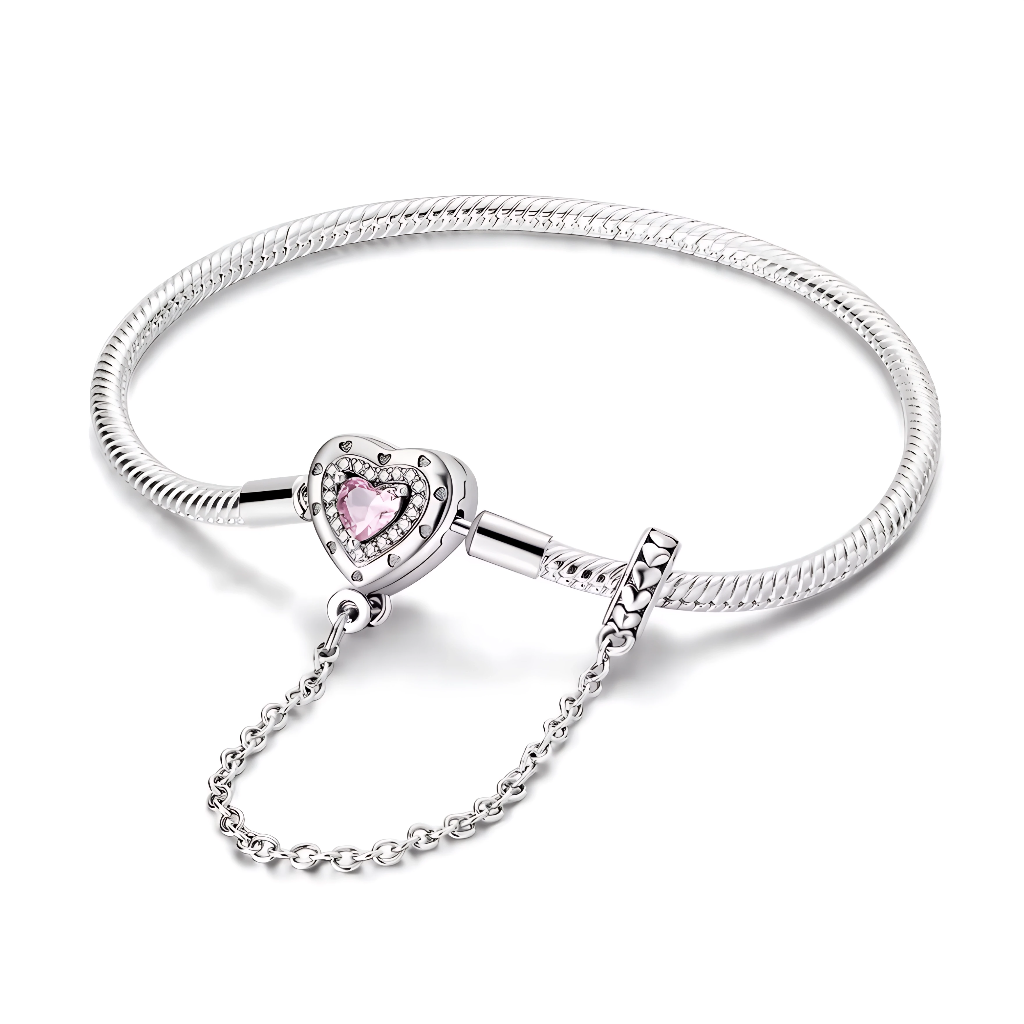 Ce bracelet en argent 925 est orné d’un fermoir cœur serti d’une pierre rose et entouré de petites zircones claires, pour un rendu très romantique et lumineux.
La chaîne de sécurité assortie protège vos charms tout en apportant un joli mouvement au poignet, idéal pour un cadeau d’amour ou d’anniversaire.