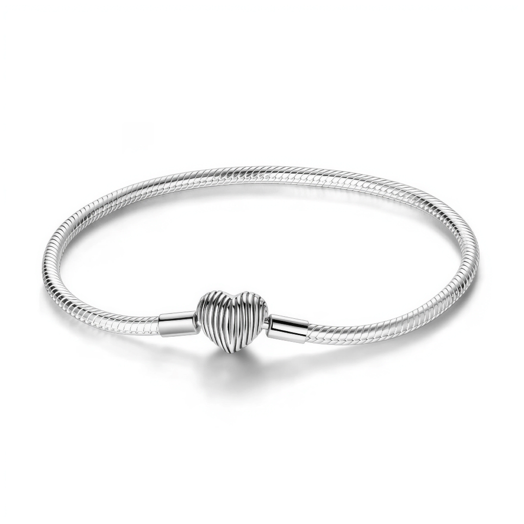 Ce bracelet en argent 925 présente un fermoir cœur bombé entièrement strié, qui joue avec la lumière et apporte du relief tout en restant très épuré.
Idéal comme base de charms ou porté seul, il offre un style contemporain et élégant qui s’associe facilement à tous les looks.