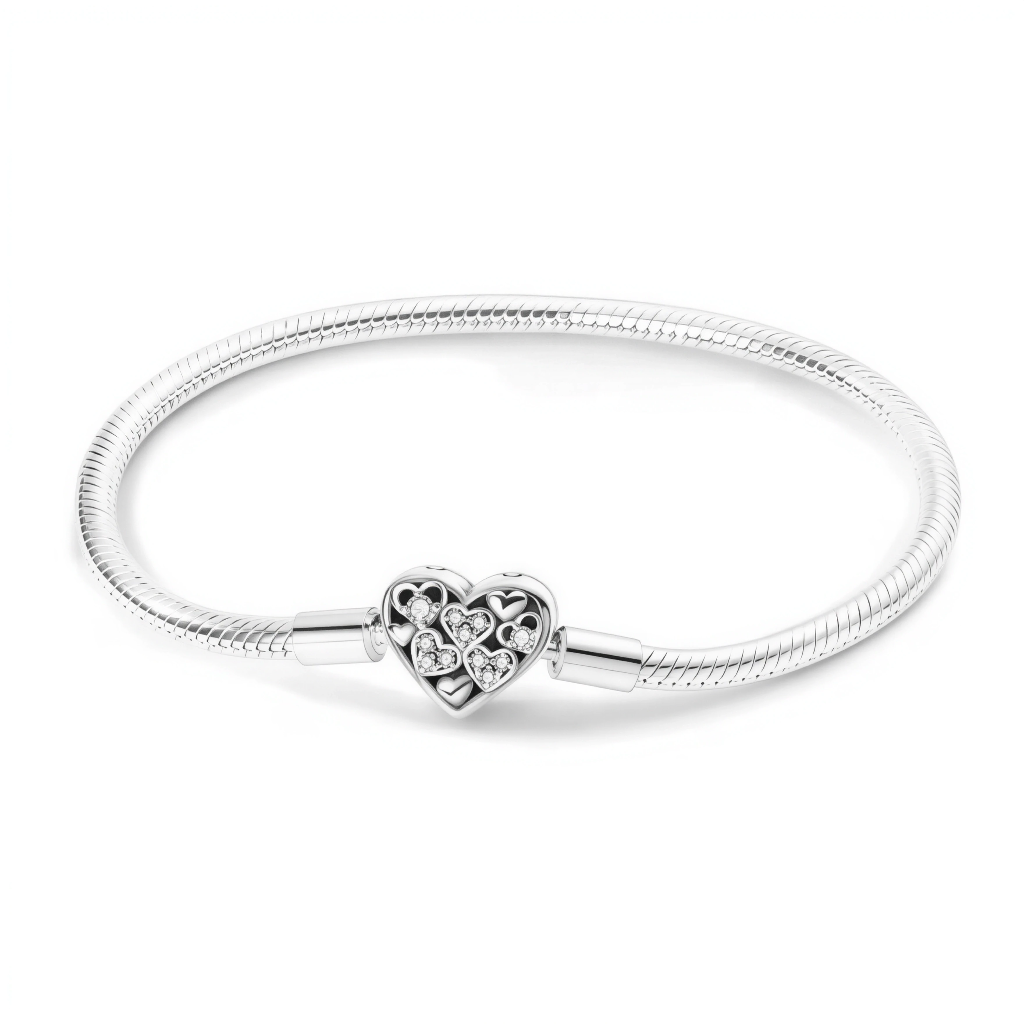 Ce bracelet en argent 925 présente un fermoir cœur ajouré décoré de plusieurs petits cœurs pavés de zircones, offrant un éclat délicat à chaque mouvement.
Son design romantique et raffiné se porte seul pour un look minimaliste ou avec des charms de type européen pour créer un bracelet d’amour personnalisé.