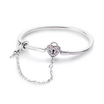 Ce bracelet en argent 925 est orné d’un fermoir en forme de cadenas cœur, entièrement pavé de cristaux roses et clairs, qui symbolise un amour protégé et précieux.
Sa chaîne de sécurité, terminée par un petit motif clé, sécurise vos charms tout en ajoutant une touche romantique et féminine au poignet.