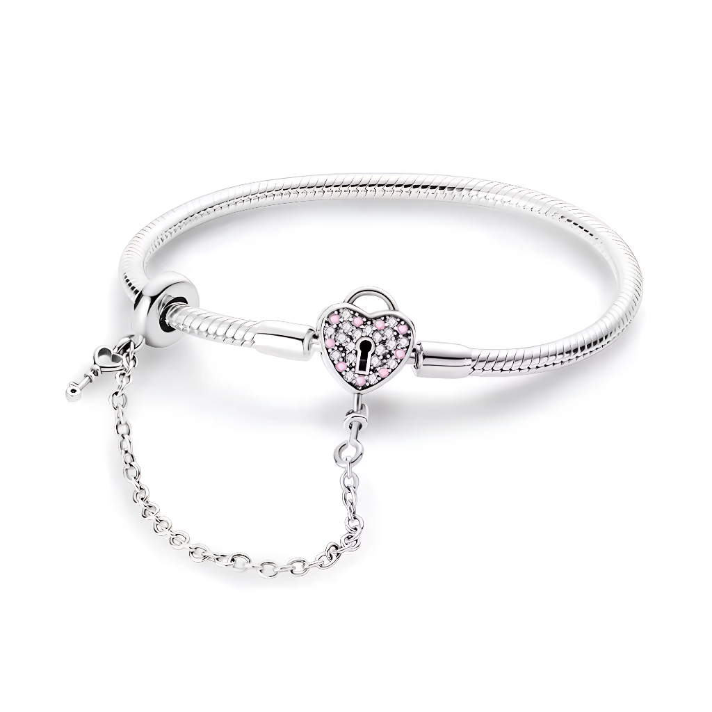 Ce bracelet en argent 925 est orné d’un fermoir en forme de cadenas cœur, entièrement pavé de cristaux roses et clairs, qui symbolise un amour protégé et précieux.
Sa chaîne de sécurité, terminée par un petit motif clé, sécurise vos charms tout en ajoutant une touche romantique et féminine au poignet.