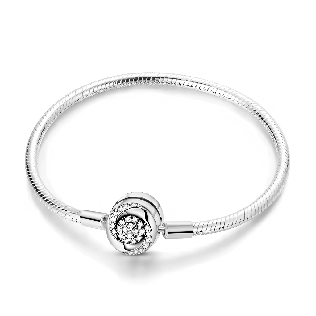 Ce bracelet en argent 925 se distingue par son fermoir rond au design torsadé, dont le centre pavé de zircones apporte une brillance raffinée au poignet.
Porté seul pour une allure chic ou complété de charms de type européen, il devient une base intemporelle pour composer un bracelet personnalisé.