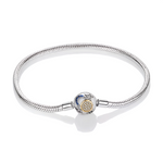 Ce bracelet en argent 925 présente un fermoir sphérique orné d’un soleil doré scintillant, d’une lune bleu nuit et de petites étoiles gravées, pour un look cosmique très tendance.
Parfait pour les passionnés d’astrologie ou de symbolique céleste, il se porte seul ou avec des charms pour raconter une histoire entre ciel et terre.