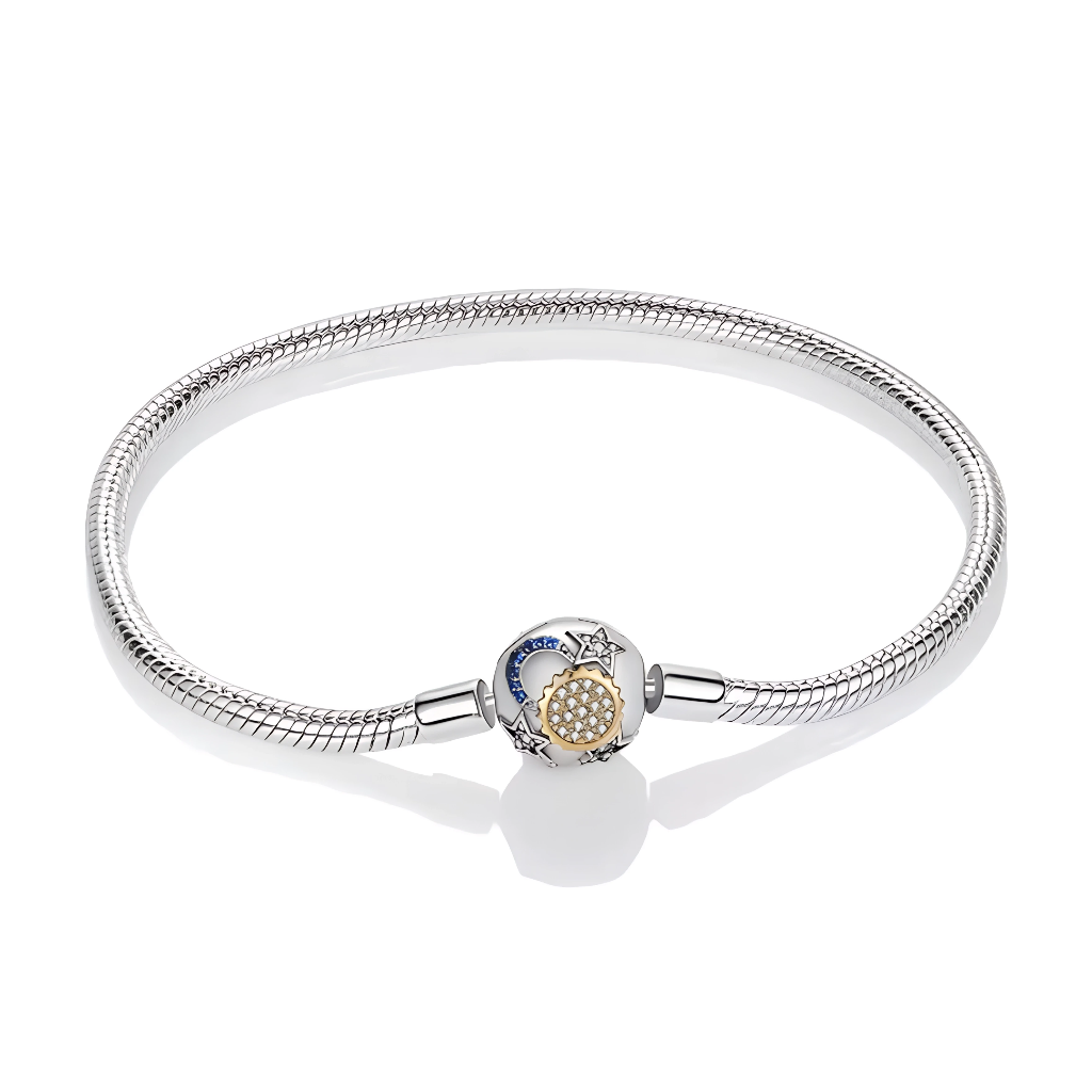 Ce bracelet en argent 925 présente un fermoir sphérique orné d’un soleil doré scintillant, d’une lune bleu nuit et de petites étoiles gravées, pour un look cosmique très tendance.
Parfait pour les passionnés d’astrologie ou de symbolique céleste, il se porte seul ou avec des charms pour raconter une histoire entre ciel et terre.
