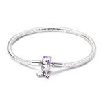 Ce bracelet en argent 925 présente un fermoir ovale orné de cœurs émaillés violets et roses, complété d’une petite clé et d’un cadenas en pendentifs pour symboliser l’amour gardé précieusement.
Il se porte seul pour un style romantique discret ou avec des charms de type européen pour composer un bracelet personnalisé sur le thème de l’amour et du secret.