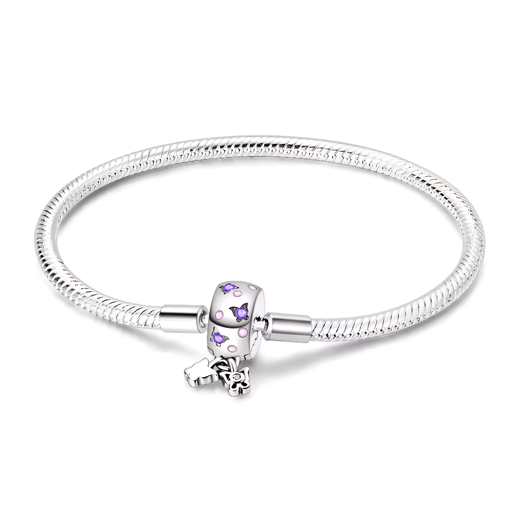 Ce bracelet en argent 925 présente un fermoir ovale orné de cœurs émaillés violets et roses, complété d’une petite clé et d’un cadenas en pendentifs pour symboliser l’amour gardé précieusement.
Il se porte seul pour un style romantique discret ou avec des charms de type européen pour composer un bracelet personnalisé sur le thème de l’amour et du secret.