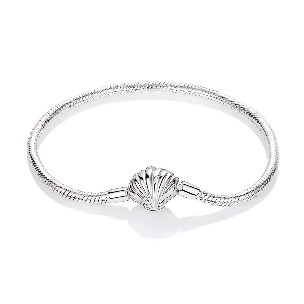 Ce bracelet en argent 925 est orné d’un fermoir en forme de coquillage finement strié, qui évoque les trésors ramassés sur le sable au bord de la mer.
Minimaliste et raffiné, il se porte aussi bien seul qu’agrémenté de charms style européen pour composer un joli bracelet sur le thème de l’océan.