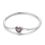 Ce bracelet en argent 925 présente un fermoir cœur orné de délicats motifs filigranés, au centre duquel brille un second cœur serti de cristaux roses pour une touche ultra romantique.
Idéal en cadeau d’amour ou d’amitié, il se porte seul ou accompagné de charms pour composer un bracelet personnalisé et féminin.