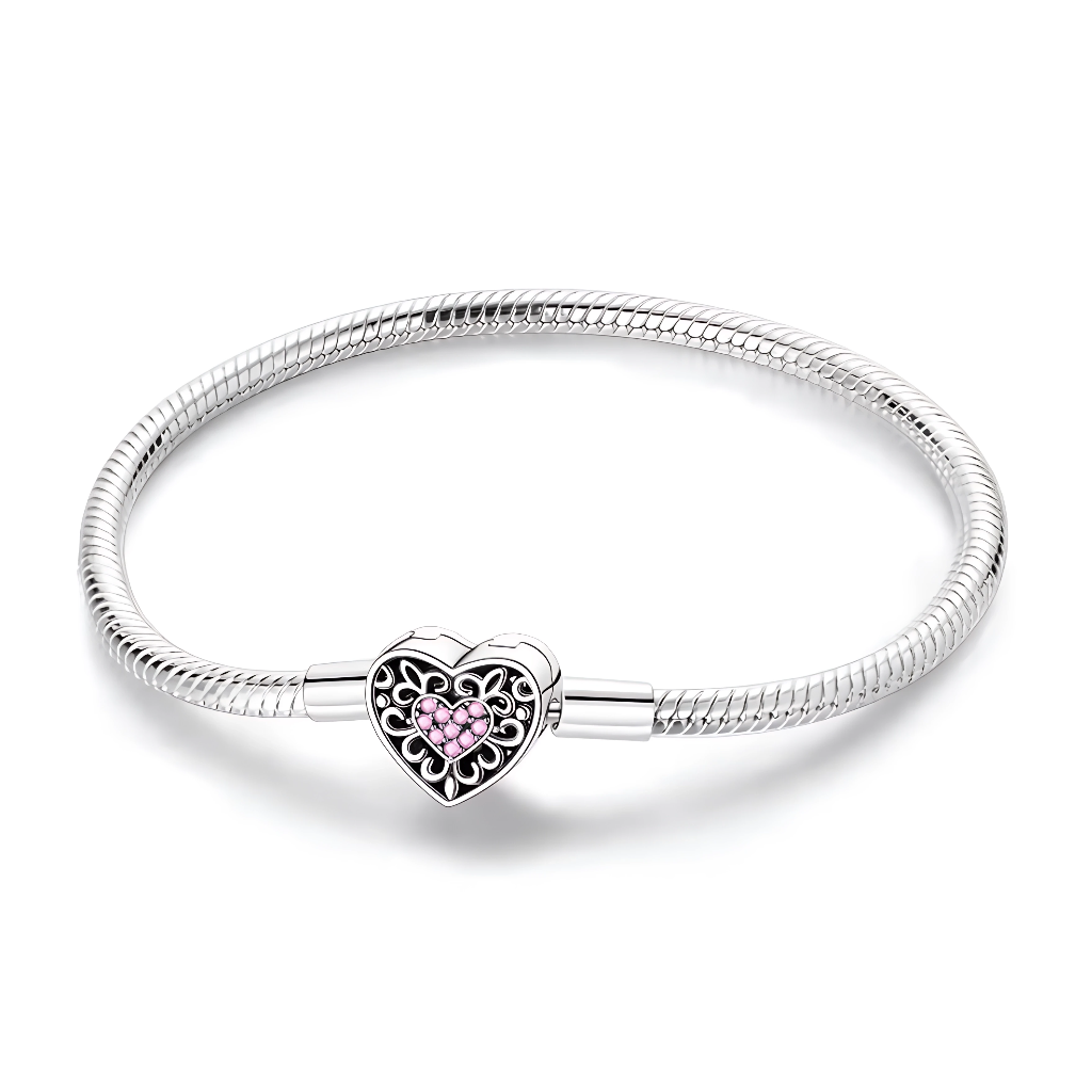 Ce bracelet en argent 925 présente un fermoir cœur orné de délicats motifs filigranés, au centre duquel brille un second cœur serti de cristaux roses pour une touche ultra romantique.
Idéal en cadeau d’amour ou d’amitié, il se porte seul ou accompagné de charms pour composer un bracelet personnalisé et féminin.