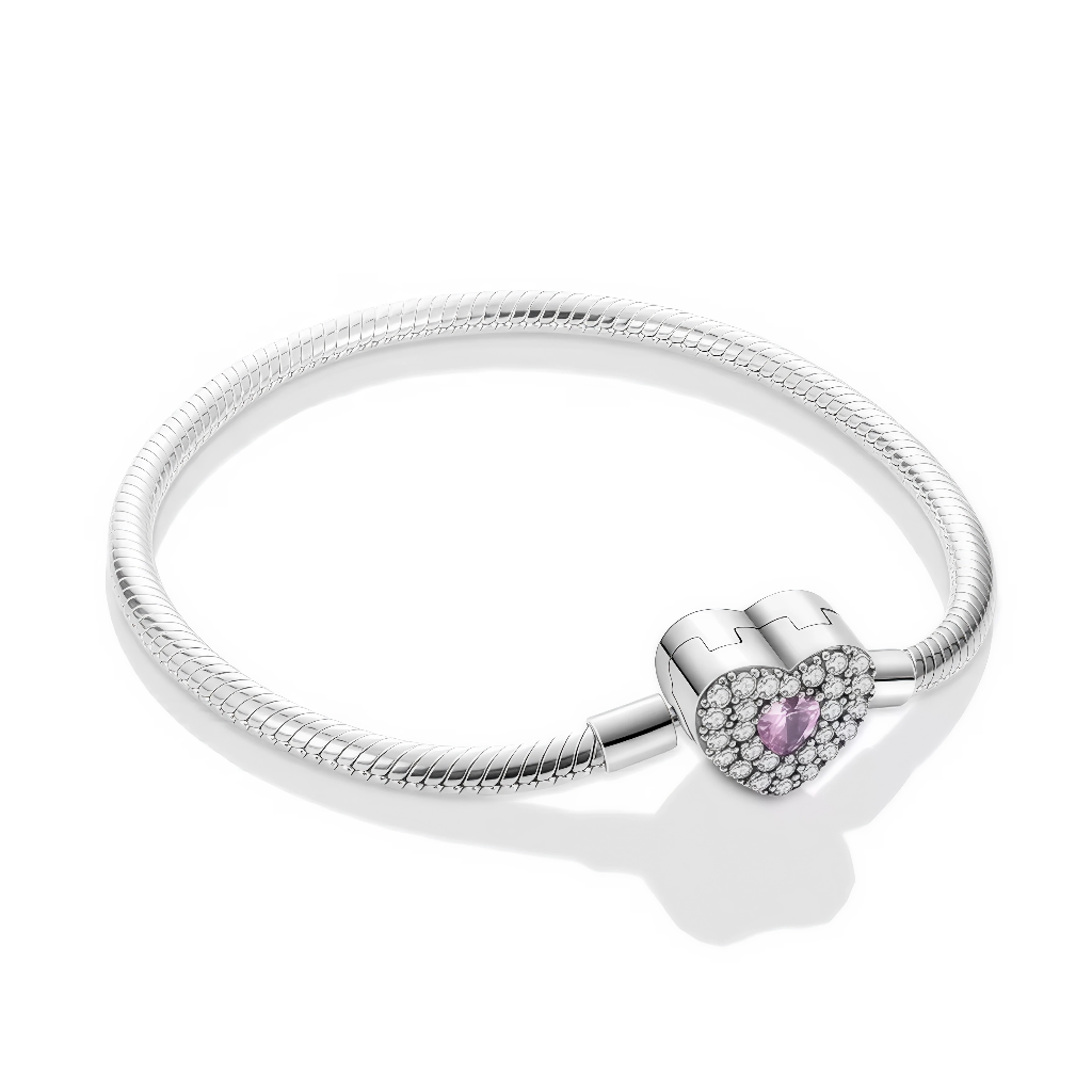 Ce bracelet en argent 925 présente un fermoir composé de deux cœurs accolés, l’un entièrement pavé de zircones claires et l’autre serti d’une pierre rose centrale pour une touche ultra-romantique.
Il se porte seul pour mettre en lumière le fermoir ou avec des charms de type européen pour créer un bijou personnalisé aux accents d’amour.