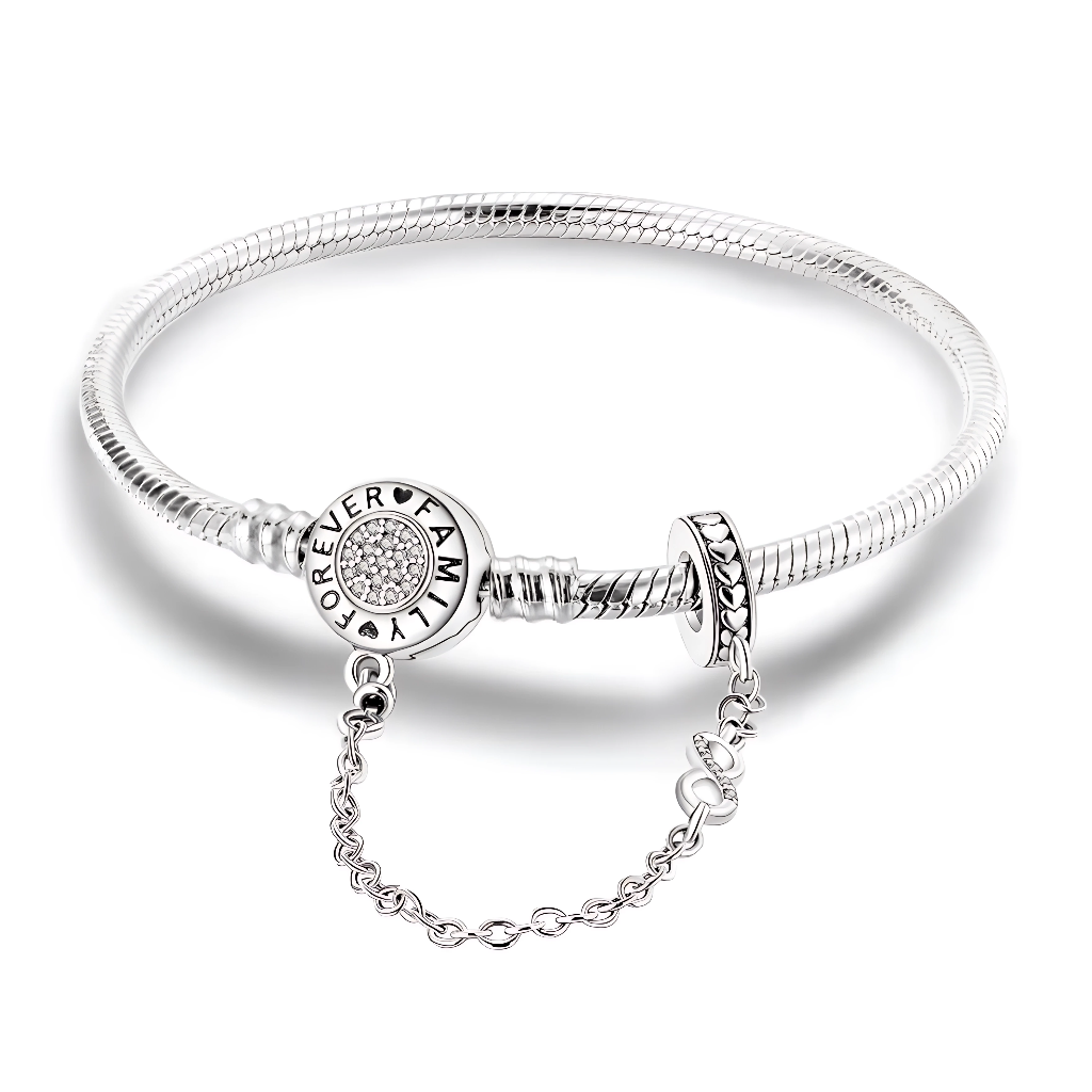 Ce bracelet en argent 925 est orné d’un fermoir circulaire serti de zircones, entouré de l’inscription « FAMILY FOREVER », pour garder près du poignet les liens qui comptent le plus.
Sa chaîne de sécurité, reliée à un anneau décoré de petits cœurs, protège vos charms tout en ajoutant une touche de mouvement élégant.