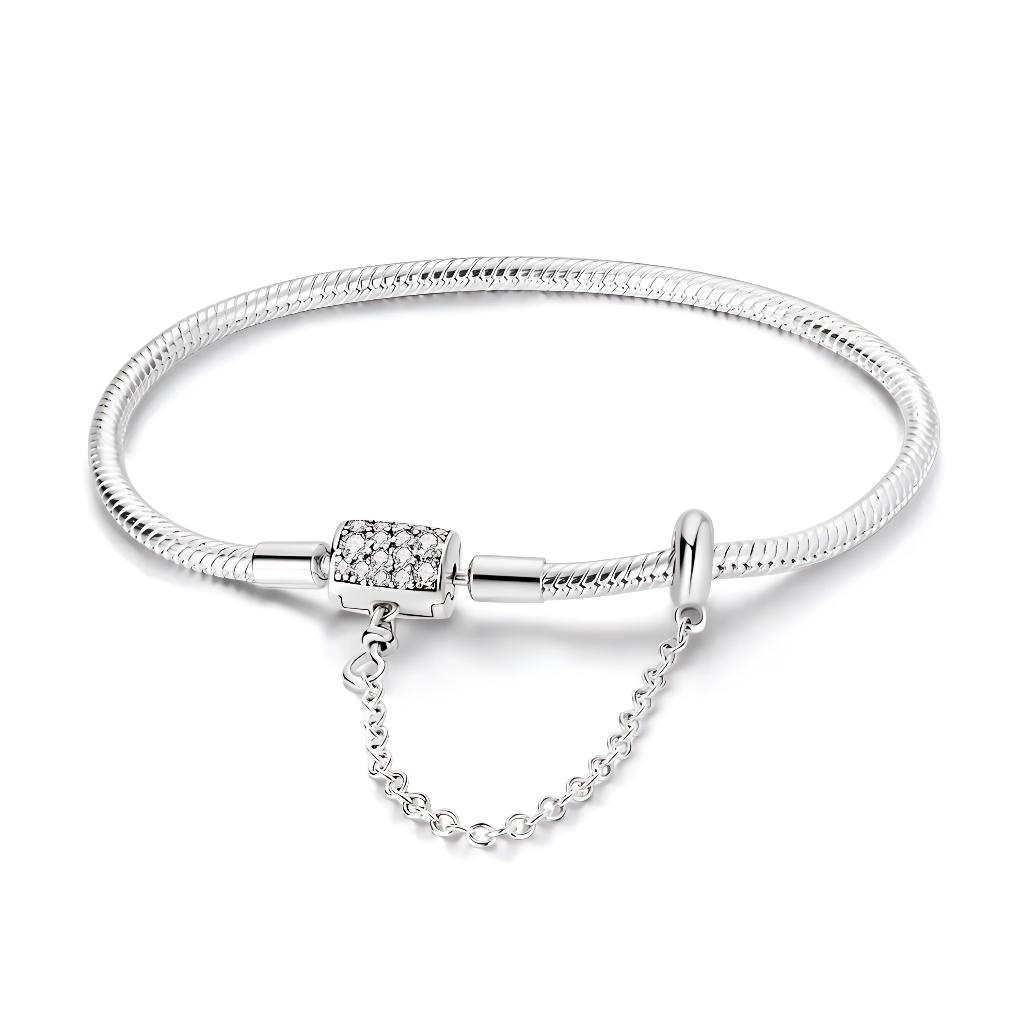 Ce bracelet en argent 925 présente un fermoir rectangulaire entièrement pavé de zircones claires, accompagné d’une chaîne de sécurité fine pour protéger vos charms en cas d’ouverture accidentelle.
Il offre un style épuré et moderne, idéal à porter seul ou avec des charms de type européen pour un look chic au quotidien.