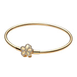 Apporte une touche de chaleur et d’élégance à ton poignet avec ce bracelet doré orné d’un motif fleur délicat. Son design fin et lumineux évoque la nature, la féminité et la douceur, tout en offrant un style raffiné facile à porter au quotidien. Un bijou chic et intemporel qui illumine subtilement toutes les tenues.

Caractéristiques :

- Matière : Argent 925 doré.
- Design : Motif fleur élégant avec finition dorée brillante.
- Dimensions : Taille confortable et agréable à porter.
- Style : Bijou féminin, r