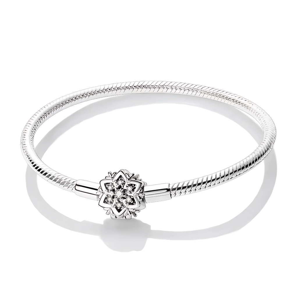 Ce bracelet en argent 925 est orné d’un fermoir en forme de fleur stylisée, façon mandala, dont le centre pavé de zircones illumine délicatement le poignet.
Porté seul pour un look minimaliste chic ou agrémenté de charms de type européen, il devient une base élégante pour composer un bijou personnalisé.
