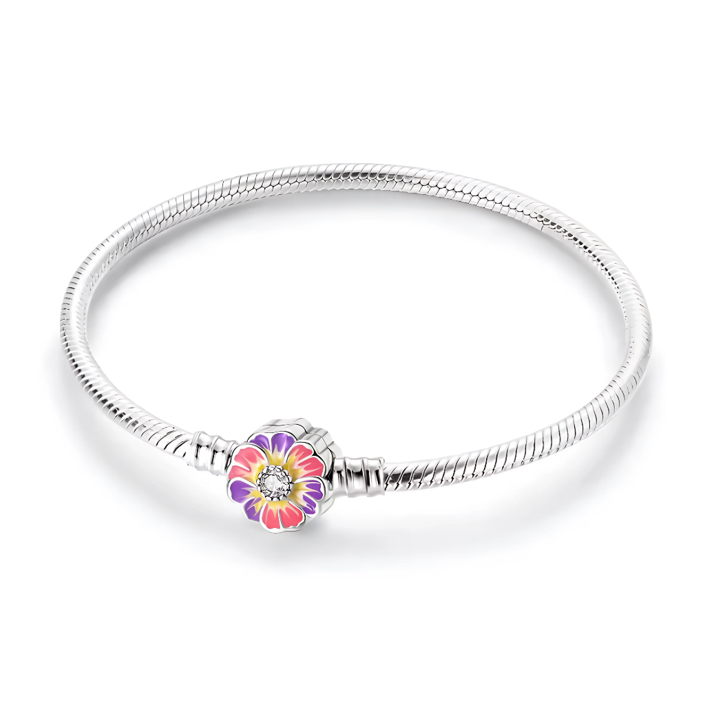 Ce bracelet en argent 925 est orné d’un fermoir en forme de fleur colorée, décorée d’émail rose, orange et violet et d’un petit cristal central pour une touche lumineuse au poignet.
Il se porte aussi bien seul pour un look frais et féminin que comme base à charms de type européen afin de créer un bracelet personnalisé aux couleurs du printemps.