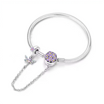Ce bracelet en argent 925 est orné d’un fermoir disque recouvert de minuscules fleurs émaillées violettes au cœur jaune, pour un rendu doux et printanier.
La chaîne de sécurité, attachée à un anneau décoré d’une fleur, se termine par une délicate libellule multicolore qui apporte mouvement et poésie au poignet.