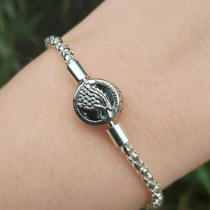 Ajoutez une touche épique et élégante à votre collection avec ce bracelet inspiré de l'univers de Game of Thrones. Fabriqué avec des matériaux de haute qualité, ce bracelet est conçu pour capturer l'essence de la célèbre série tout en offrant un style raffiné. Compatible avec tous les charms Pandora, il vous permet de personnaliser votre bijou en fonction de vos préférences.