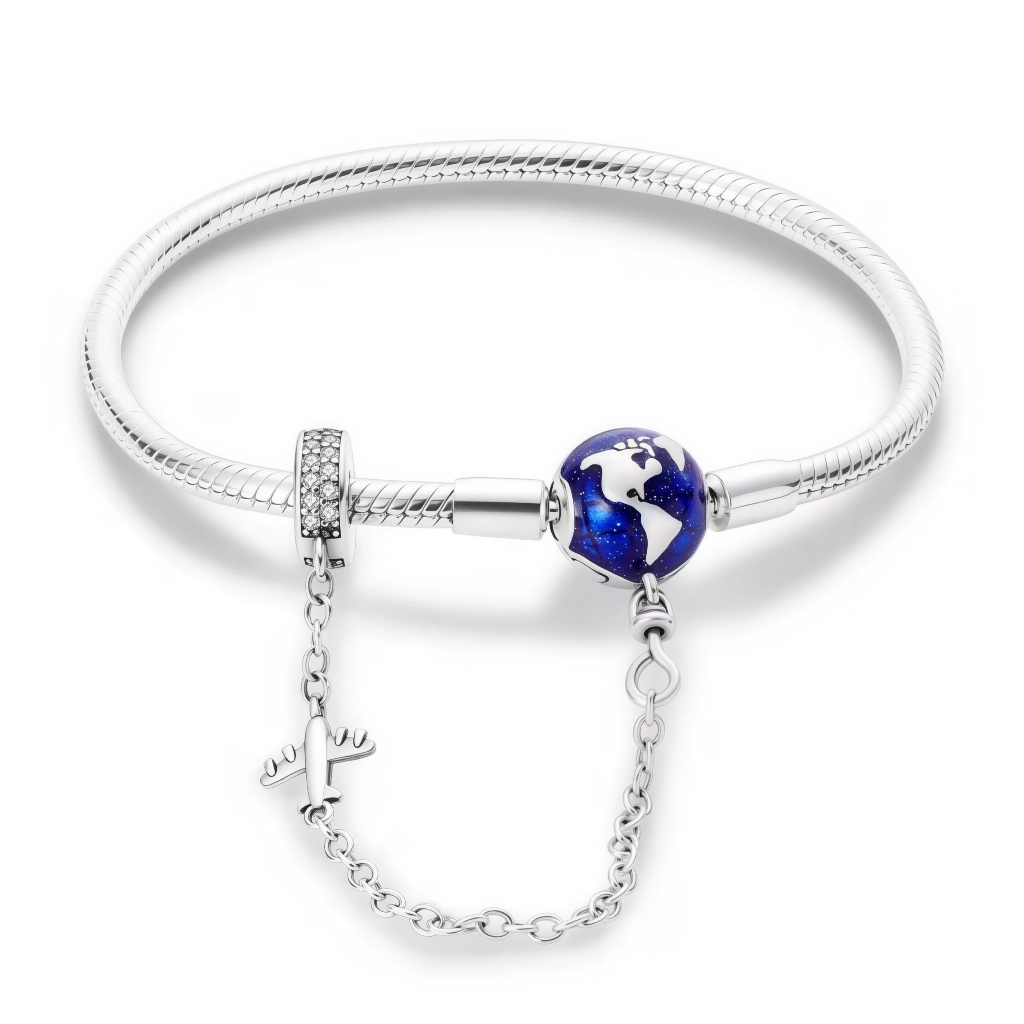 Ce bracelet en argent 925 est orné d’un charm globe bleu nuit et d’un petit avion pendant, reliés par une chaîne de sécurité élégante.