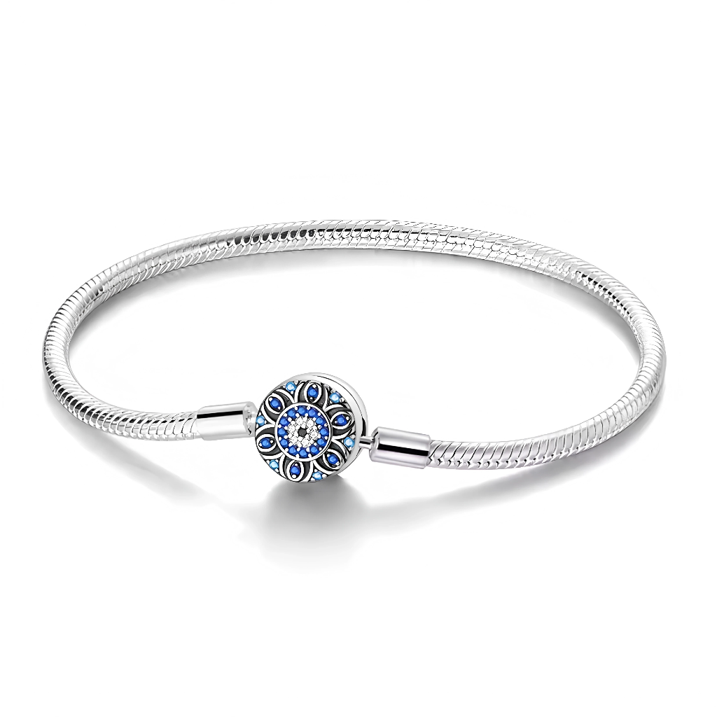 Ce bracelet en argent 925 met en valeur un fermoir disque orné d’un motif mandala, serti de pierres bleues et blanches qui créent un effet de rosace lumineuse au poignet.
Il se porte seul pour une touche de couleur élégante ou agrémenté de charms de type européen pour composer un bijou personnalisé.