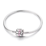 Ce bracelet en argent 925 présente un fermoir rectangulaire en forme de paquet cadeau, décoré d’un large nœud et de trois pierres en forme de cœur rose qui s’alignent au centre.
Il est parfait pour célébrer une occasion spéciale et peut accueillir des charms de type européen pour en faire un cadeau sentimental et personnalisable.