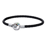 Ce bracelet robuste en cuir tressé noir mat se ferme par un fermoir sphérique en argent 925 sculpté crâne pirate souriant avec foulard coloré bleu-rouge sur œil, relié par tubes argentés. Il fusionne élégance biker et aventure corsaire, ajustable pour poignet affirmé ou thème mer rebelle.

Caractéristiques :

Matière : Cuir tressé noir, argent 925 (S925), émail multicolore
Design : Tressage rond fermoir boule crâne pirate, longueur ajustable
Style : Pirate rock audacieux, pour marins modernes ou mode dark