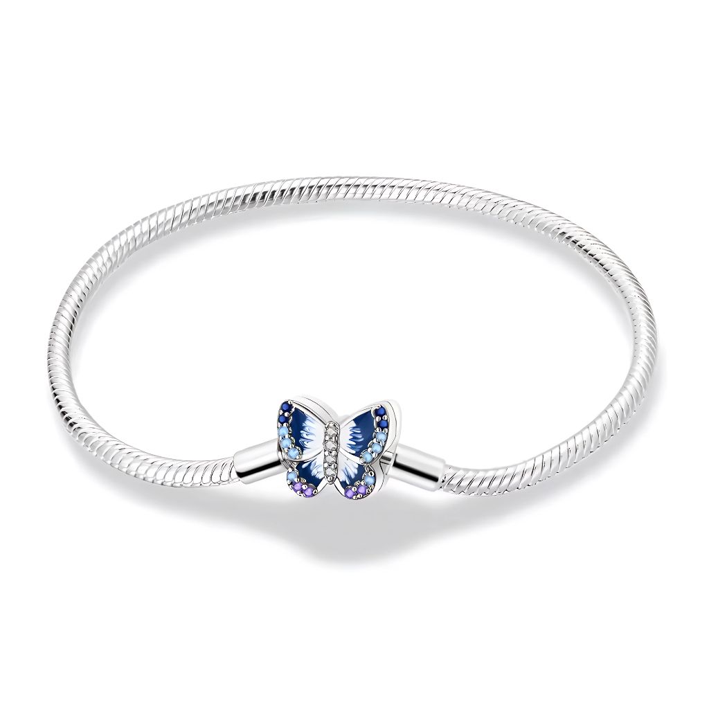 Ce bracelet en argent 925 met en avant un fermoir en forme de papillon, aux ailes émaillées de dégradés de bleu et parsemées de zircones claires et violettes pour un effet lumineux.
Il évoque la liberté et la transformation, et se porte aussi bien seul qu’agrémenté de charms de type européen pour un look poétique et féminin.