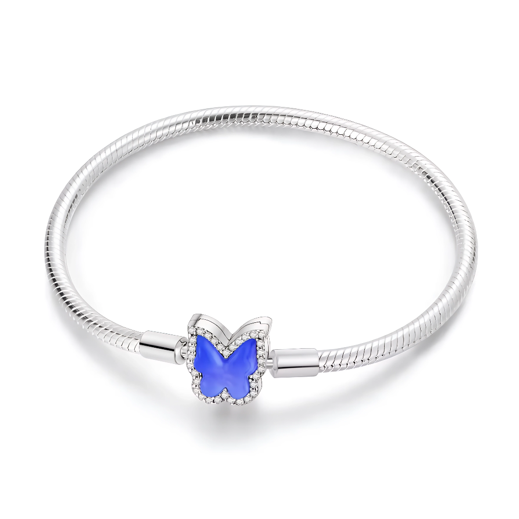 Ce bracelet en argent 925 met en valeur un fermoir papillon au bleu intense, recouvert d’émail lisse et entouré d’un contour scintillant en zircones.
Porté seul pour un look minimaliste coloré ou complété de charms de type européen, il symbolise la liberté, la transformation et la légèreté.