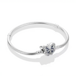Ce bracelet en argent 925 est orné d’un fermoir papillon détaillé, décoré de pierres bleues et claires qui lui donnent une allure légère et poétique.
Il peut se porter seul pour mettre en valeur le motif papillon ou servir de base à charms de type européen pour composer un bijou personnalisé sur le thème de la nature et de la transformation.
