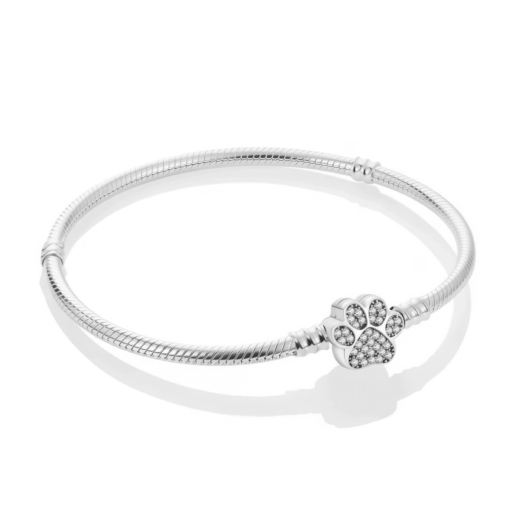 Ce bracelet en argent 925 met à l’honneur les animaux avec un fermoir en forme de patte de chien ou de chat, serti de multiples zircones pour un effet brillant.
Parfait cadeau pour célébrer un compagnon à quatre pattes, il peut se porter seul ou servir de base à charms de type européen.