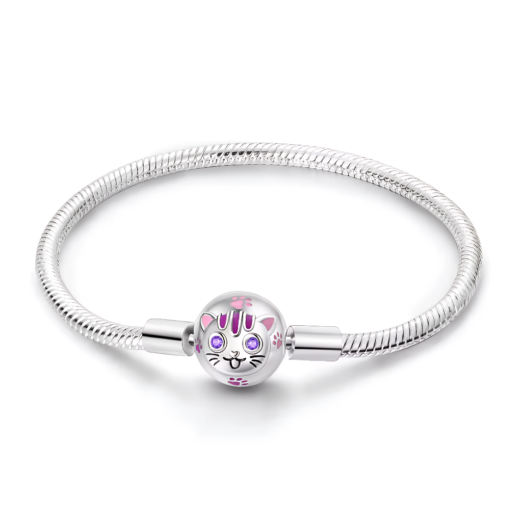 Ce bracelet en argent 925 affiche un fermoir rond représentant une tête de chat souriante, avec détails émaillés roses et yeux violets pour un rendu ludique et attachant.
Parfait pour les amoureux des chats, il se porte seul ou avec des charms de type européen pour composer un bracelet personnalisable et amusant.