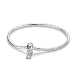 Ce bracelet en argent 925 est orné d’un fermoir ovale décoré de lunes et d’étoiles émaillées bleu et blanc, complété d’un mini pendentif soleil jaune scintillant.
Il rappelle la voûte céleste et se porte seul ou agrémenté de charms de type européen pour créer un bijou cosmique et poétique.