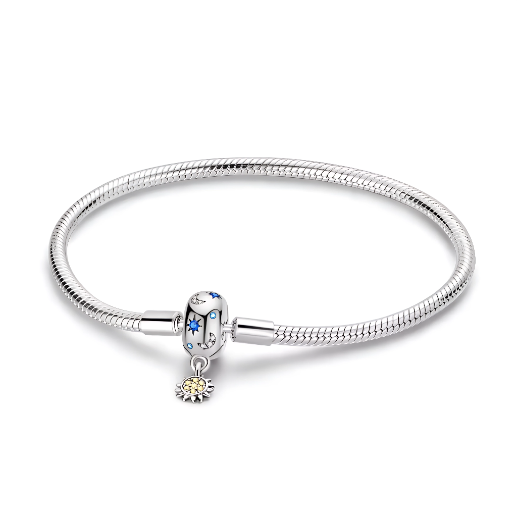 Ce bracelet en argent 925 est orné d’un fermoir ovale décoré de lunes et d’étoiles émaillées bleu et blanc, complété d’un mini pendentif soleil jaune scintillant.
Il rappelle la voûte céleste et se porte seul ou agrémenté de charms de type européen pour créer un bijou cosmique et poétique.