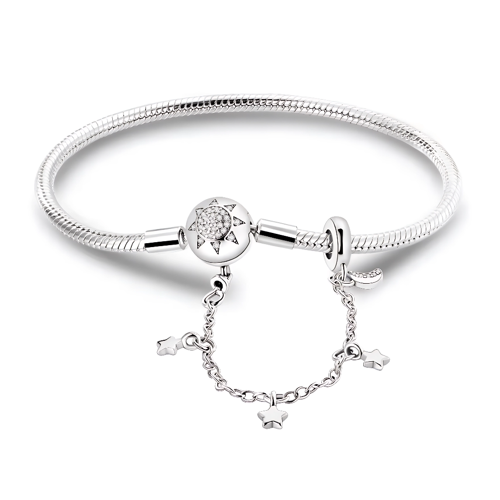 Ce bracelet en argent 925 présente un fermoir rond inspiré d’un soleil, dont le centre pavé de zircones illumine le poignet, relié à une chaîne de sécurité agrémentée de trois petites étoiles mobiles.
Il apporte une touche céleste et élégante et se porte seul ou avec des charms de type européen pour composer un univers soleil et étoiles.