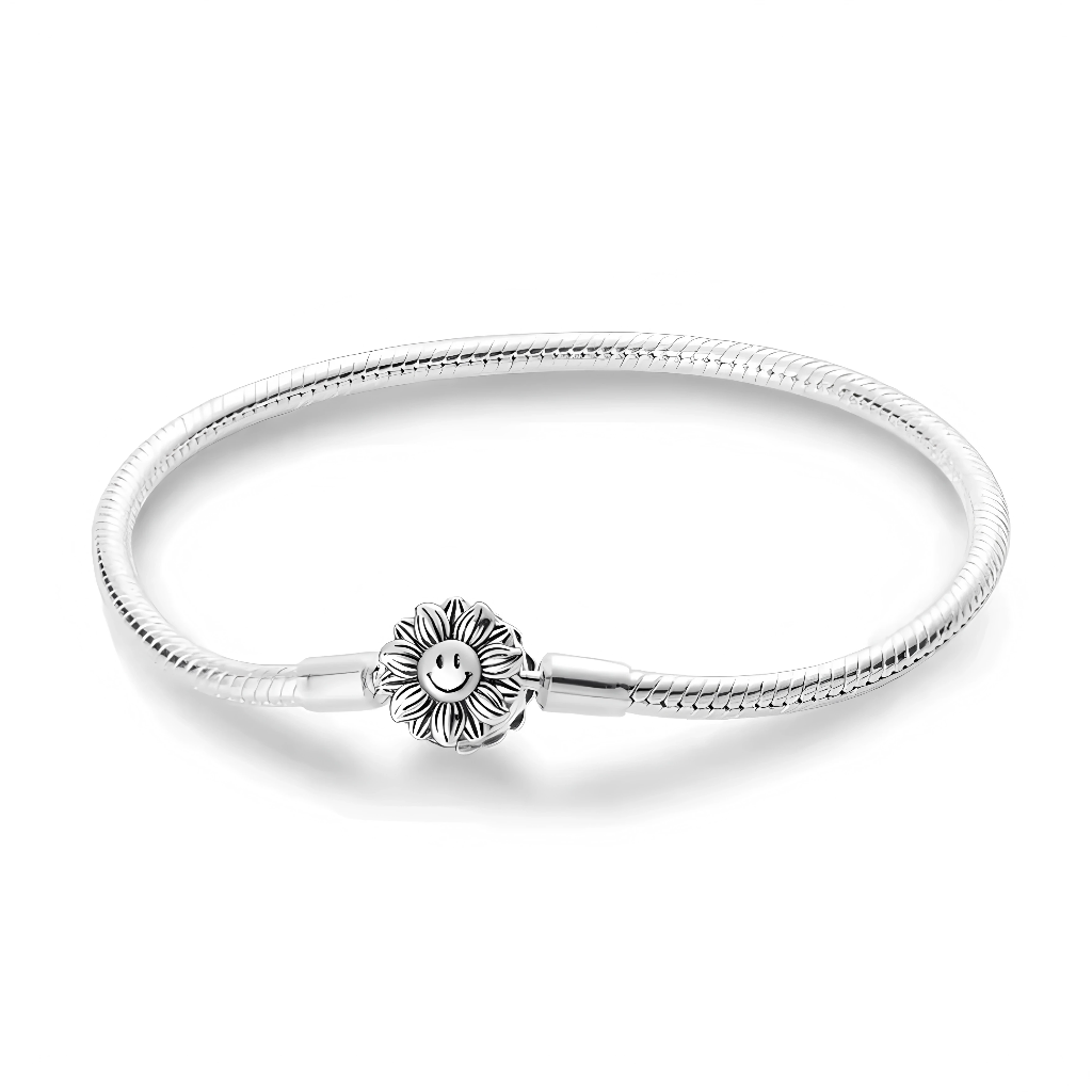 Ce bracelet en argent 925 présente un fermoir rond en forme de soleil rayonnant, avec un visage souriant gravé au centre pour apporter une touche de joie au poignet.
Son design épuré en fait un bijou facile à porter au quotidien, seul ou agrémenté de charms de type européen pour composer un bracelet personnalisé.