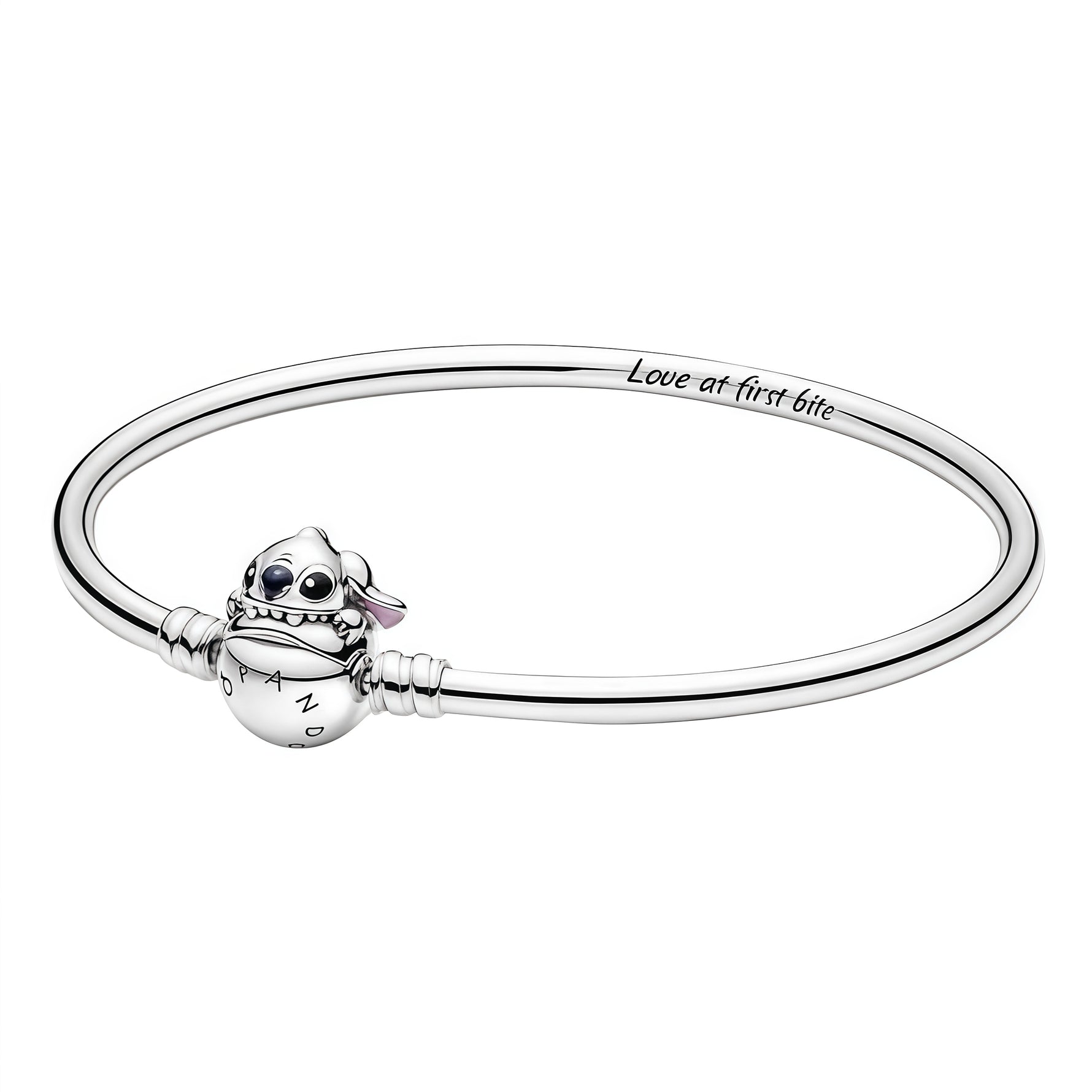 Apporte une touche tendre et malicieuse à ton style avec ce bracelet Stitch “love at first bite”. Inspiré de l’univers Disney, il met à l’honneur Stitch dans un design original et attachant, avec une gravure pleine d’humour et de personnalité. Un bijou parfait pour les fans de Lilo et Stitch qui aiment les pièces à la fois symboliques et amusantes.

Caractéristiques :

- Matière : Argent 925.
- Design : Bracelet Stitch avec inscription “love at first bite” et finitions soignées.
- Dimensions : Taille délica