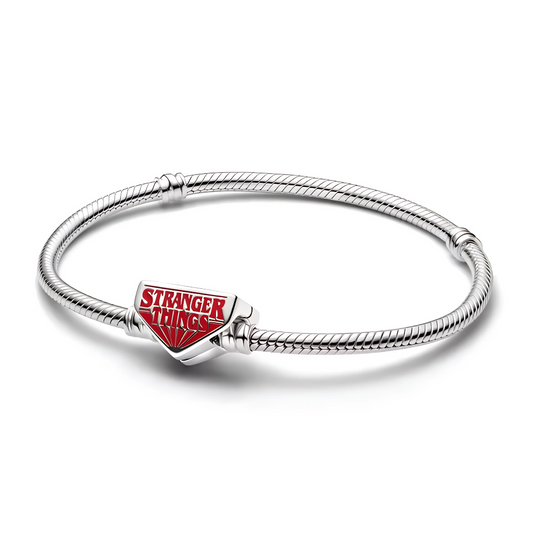Plongez dans l'univers mystique de Hawkins avec ce bracelet inspiré de Stranger Things. Confectionné en métal noirci et orné de charms iconiques de la série, ce bracelet captivant intègre des symboles uniques comme des ampoules miniatures, la tête du Démogorgon, et le logo du Hellfire Club. Chaque détail soigneusement conçu rappelle les aventures surnaturelles et l'esprit d'amitié qui caractérisent l'histoire. Ce bracelet est un must pour les fans, apportant une note mystique et nostalgique à votre poignet,