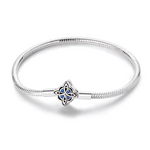 Ce bracelet en argent 925 présente un fermoir en forme de trèfle ajouré, dont les pétales dessinent un motif celtique délicat rehaussé de petites pierres bleues.
Élégant et discret, il se porte seul pour un look épuré ou avec des charms de type européen pour créer un bijou personnalisé porte‑bonheur.