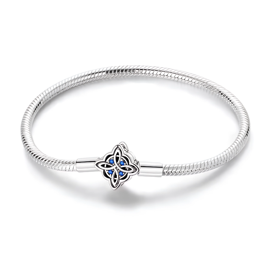 Ce bracelet en argent 925 présente un fermoir en forme de trèfle ajouré, dont les pétales dessinent un motif celtique délicat rehaussé de petites pierres bleues.
Élégant et discret, il se porte seul pour un look épuré ou avec des charms de type européen pour créer un bijou personnalisé porte‑bonheur.