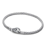 Bracelet tressé en argent 925, au design fin et élégant, inspiré des bracelets classiques à maillons torsadés. Sa fermeture travaillée et son style raffiné en font un indispensable à porter seul ou accompagné de vos charms préférés. Compatible avec les charms de type Pandora, il permet de composer facilement un bracelet personnalisé, chic et intemporel. Disponible en plusieurs tailles pour s’adapter parfaitement à votre poignet.