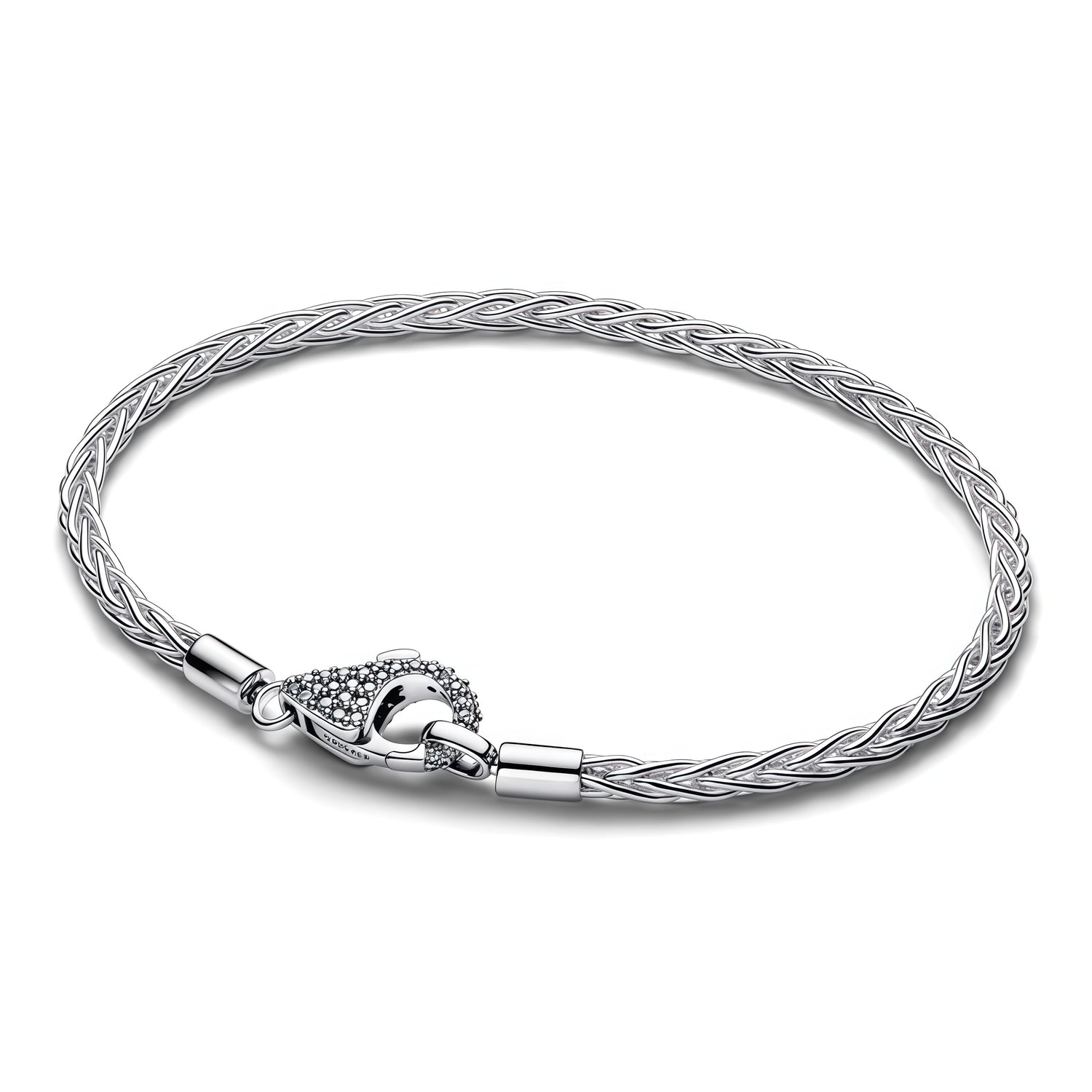 Bracelet tressé en argent 925, au design fin et élégant, inspiré des bracelets classiques à maillons torsadés. Sa fermeture travaillée et son style raffiné en font un indispensable à porter seul ou accompagné de vos charms préférés. Compatible avec les charms de type Pandora, il permet de composer facilement un bracelet personnalisé, chic et intemporel. Disponible en plusieurs tailles pour s’adapter parfaitement à votre poignet.