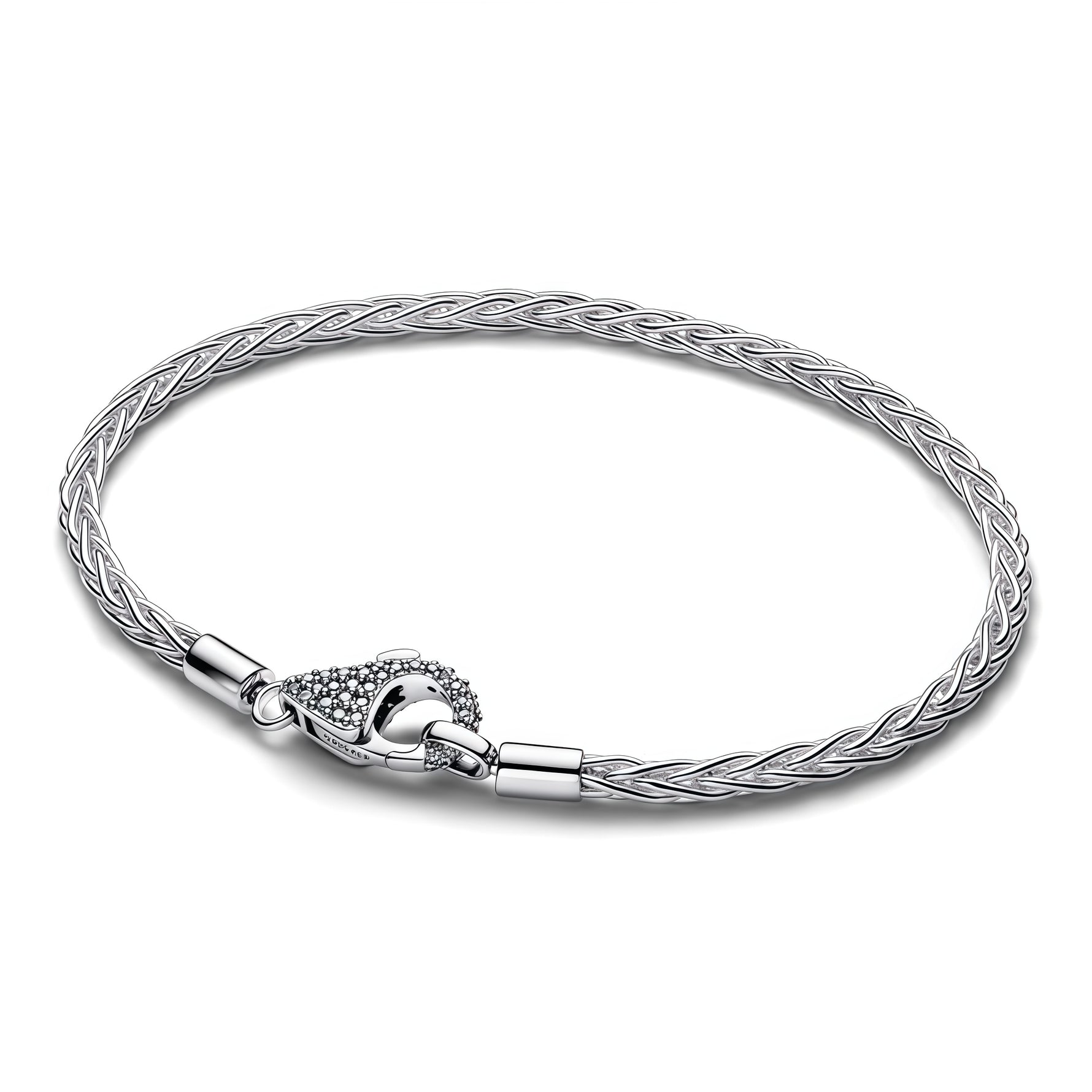 Bracelet tressé en argent 925, au design fin et élégant, inspiré des bracelets classiques à maillons torsadés. Sa fermeture travaillée et son style raffiné en font un indispensable à porter seul ou accompagné de vos charms préférés. Compatible avec les charms de type Pandora, il permet de composer facilement un bracelet personnalisé, chic et intemporel. Disponible en plusieurs tailles pour s’adapter parfaitement à votre poignet.