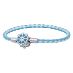 Ce bracelet souple en cuir tressé bleu clair alternant tons clairs et foncés se ferme par un fermoir rond en argent 925 gravé crâne squelette central émaillé bleu, avec multiples pics décoratifs. Il allie style rock pirate et confort quotidien ajustable, idéal pour poignet audacieux ou thème marin rebelle.

Caractéristiques :

Matière : Cuir tressé bleu, argent 925 (S925), émail bleu
Design : Tressage plat fermoir crâne 3D piqué, longueur ajustable
Style : Rock pirate océanique, pour aventuriers ou mode alt