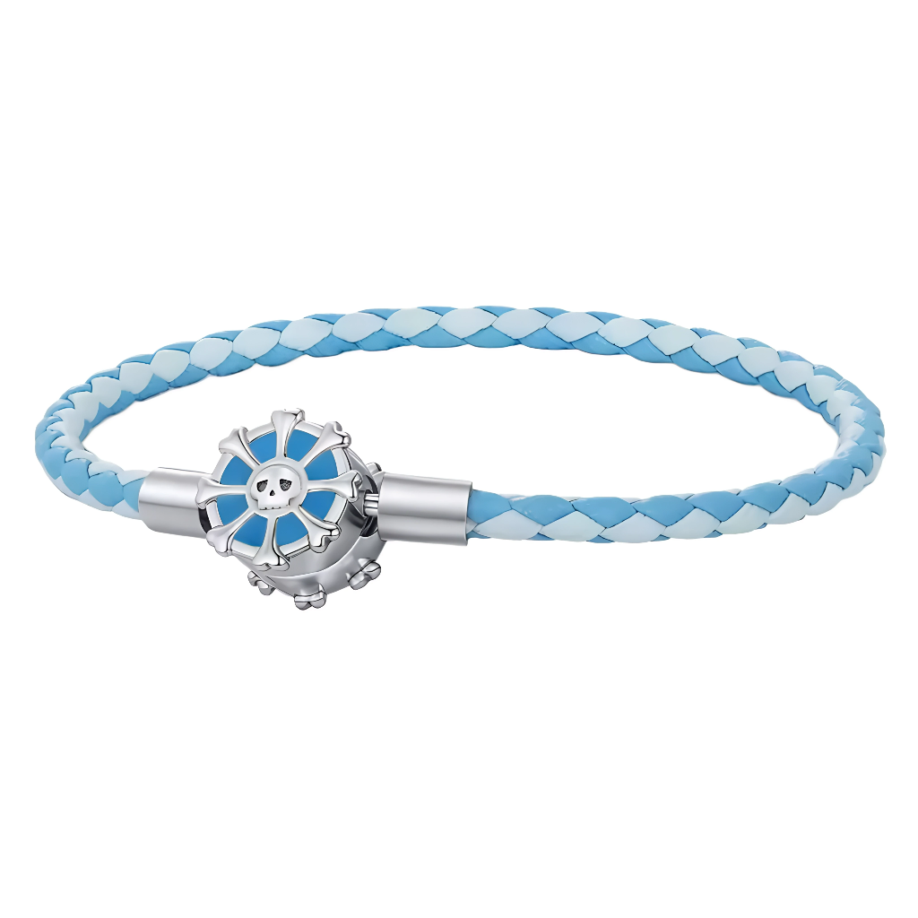 Ce bracelet souple en cuir tressé bleu clair alternant tons clairs et foncés se ferme par un fermoir rond en argent 925 gravé crâne squelette central émaillé bleu, avec multiples pics décoratifs. Il allie style rock pirate et confort quotidien ajustable, idéal pour poignet audacieux ou thème marin rebelle.

Caractéristiques :

Matière : Cuir tressé bleu, argent 925 (S925), émail bleu
Design : Tressage plat fermoir crâne 3D piqué, longueur ajustable
Style : Rock pirate océanique, pour aventuriers ou mode alt