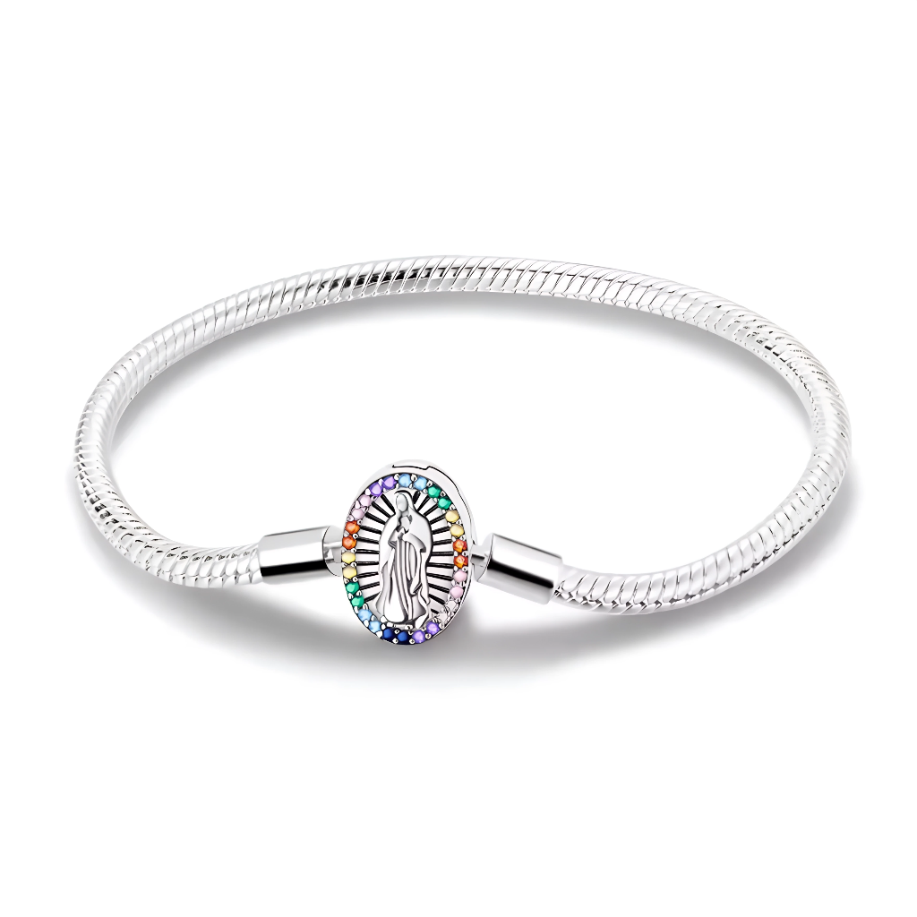 Ce bracelet en argent 925 met à l’honneur un médaillon ovale représentant la Vierge Marie, encadré d’un halo de pierres multicolores qui symbolisent protection et espoir.
Discret mais très symbolique, il se porte seul ou avec des charms de type européen pour créer un bijou spirituel et personnalisé.
