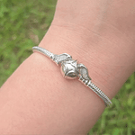 Ajoutez une touche de magie et d'aventure à votre collection avec ce bracelet inspiré par l'univers de Harry Potter. Fabriqué avec des matériaux de haute qualité, ce bracelet allie confort et design enchanteur, capturant l'essence de la célèbre saga magique. Parfait pour les fans de Harry Potter et les amateurs de bijoux à thème, ce bracelet est orné de détails emblématiques comme le symbole des Reliques de la Mort, le scarabée de Poudlard, et d'autres éléments magiques, ajoutant une note de charme et de my