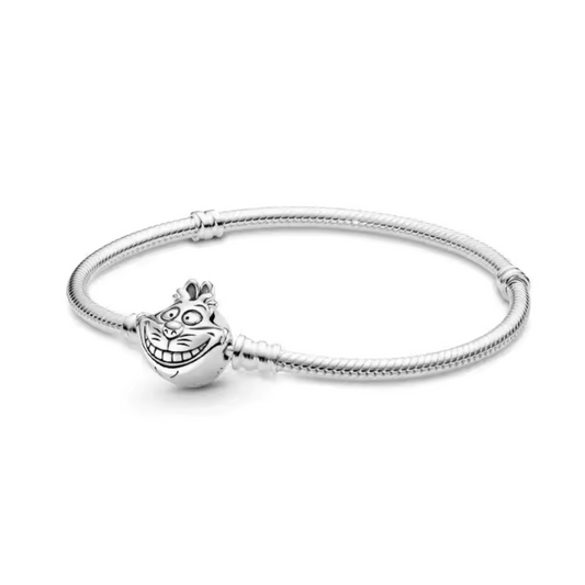 Plongez dans l'univers féérique et décalé d'Alice au pays des merveilles avec ce bracelet unique, mettant en avant le célèbre Chat du Cheshire. Avec son sourire énigmatique et sa personnalité espiègle, ce charm en hommage au chat emblématique de l’histoire vous accompagnera dans un voyage magique à travers le pays des merveilles. Parfait pour les fans du conte, ce bracelet ajoutera une touche d'originalité et de fantaisie à votre poignet.